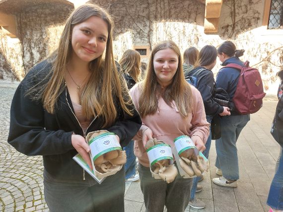 Schülerinnen mit Pilzen